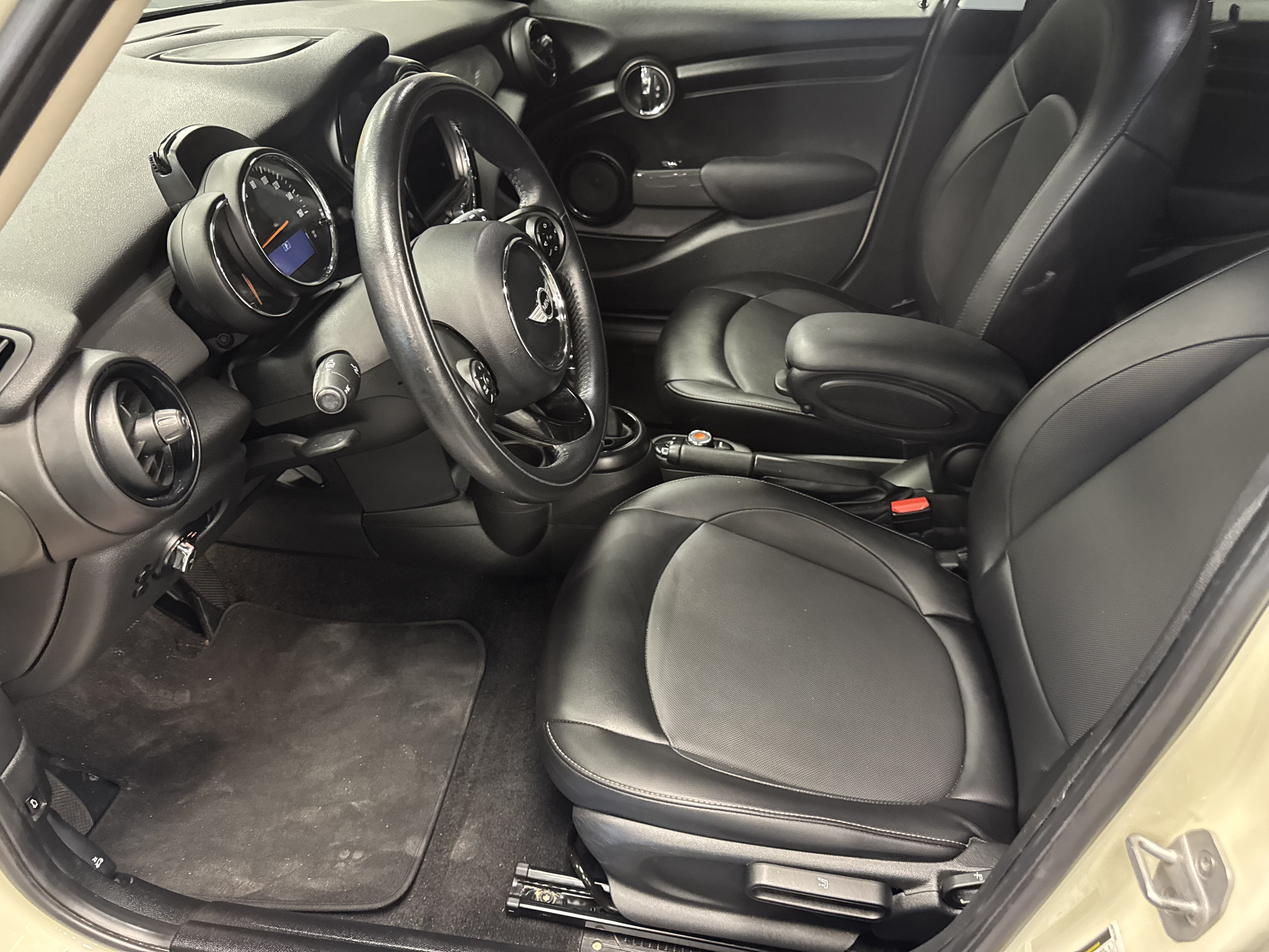 Used 2018 MINI Cooper 4-Door Hardtop FWD image 9