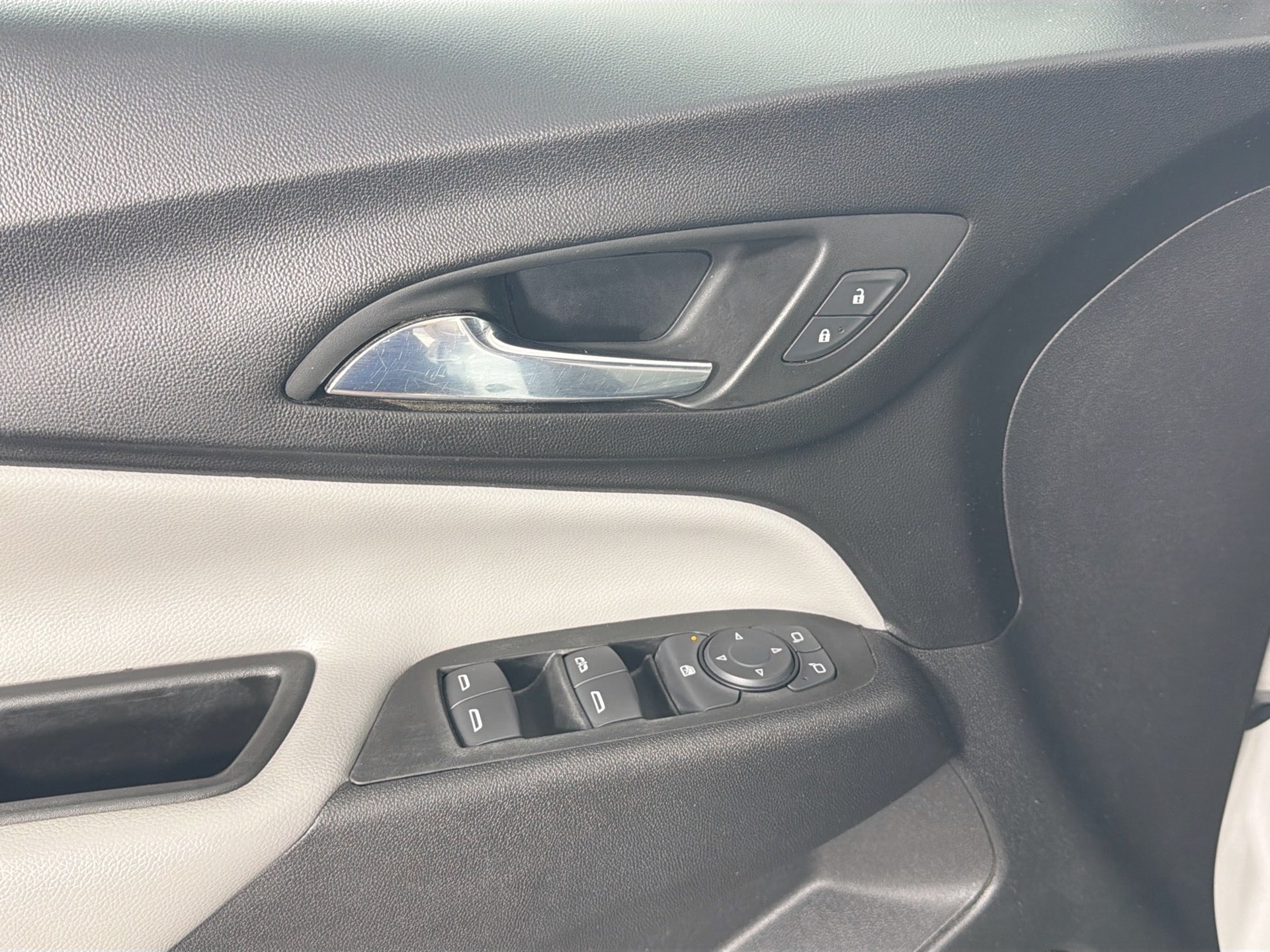 Used 2021 Chevrolet Equinox LS w/ LS Convenience Package FWD image 16
