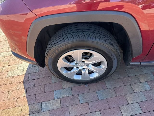 Used 2021 Toyota RAV4 LE image 10