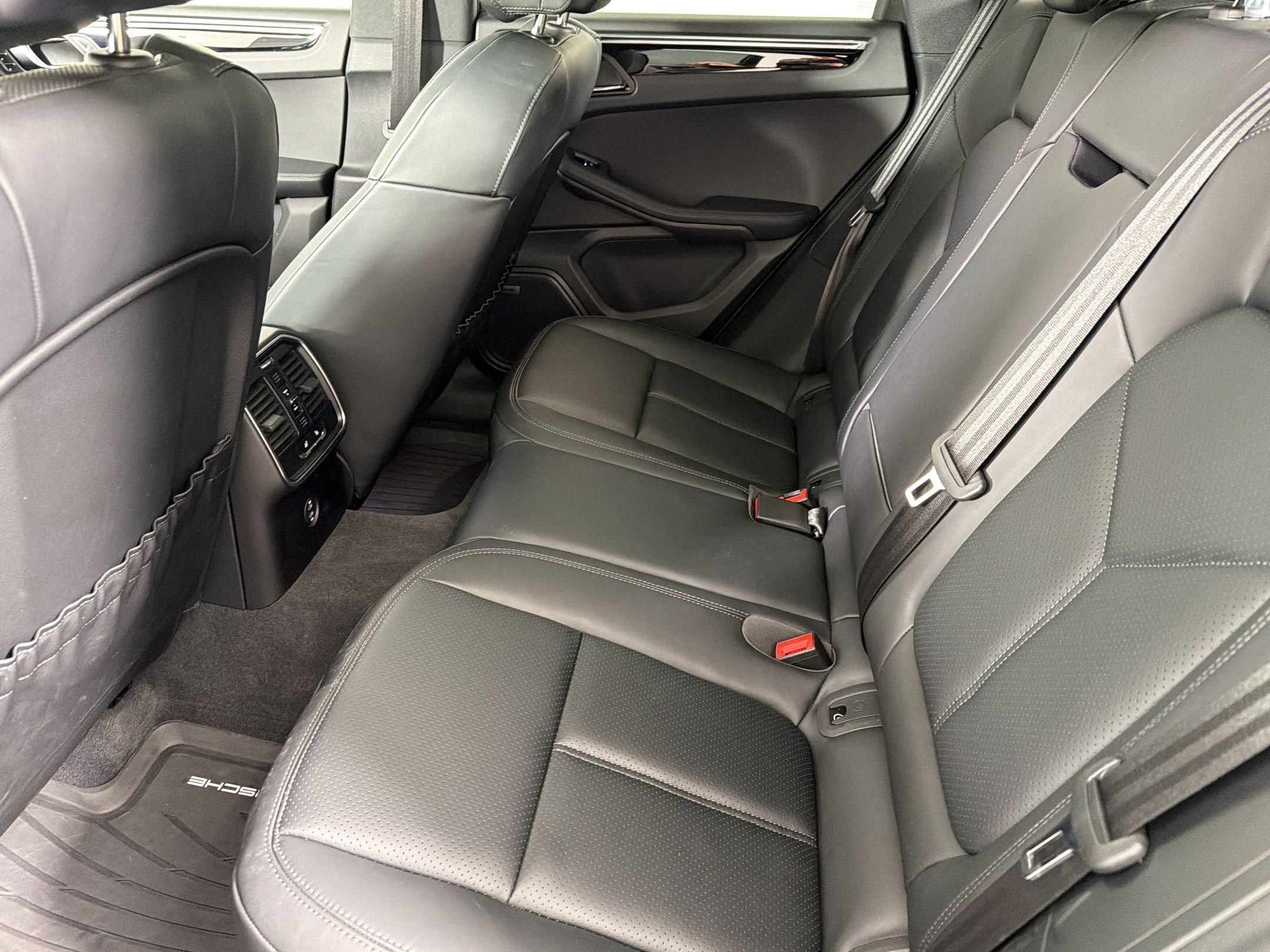 Certified 2025 Porsche Macan AWD/4WD image 17