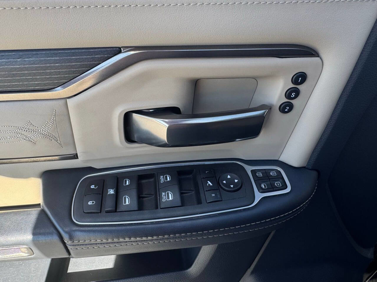 Used 2023 RAM 3500 Limited image 15