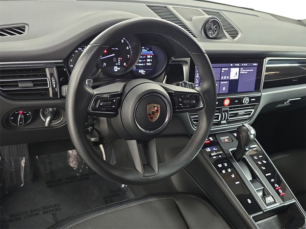 Certified 2025 Porsche Macan image 4