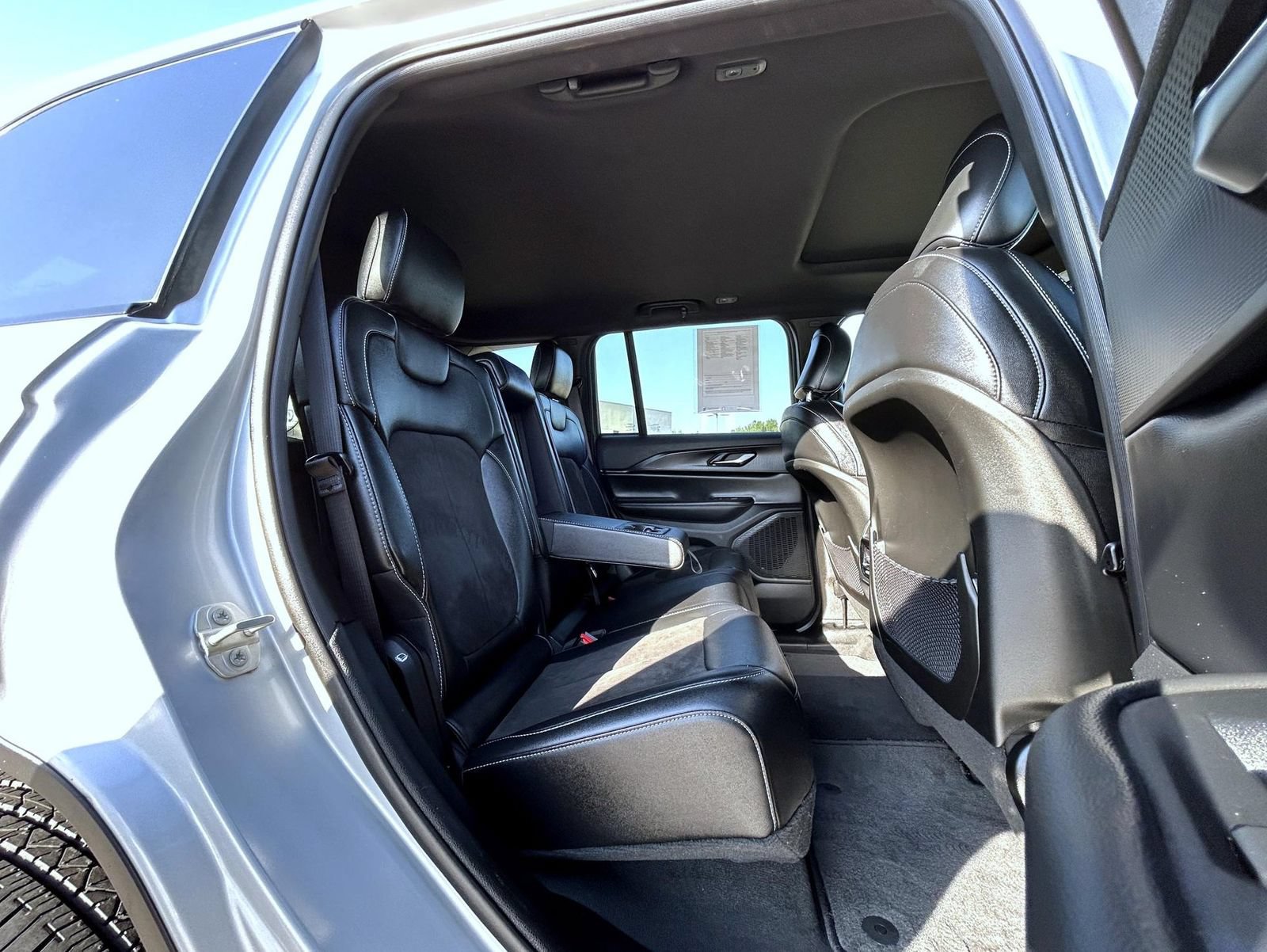 Used 2023 Jeep Grand Cherokee Altitude AWD/4WD image 18