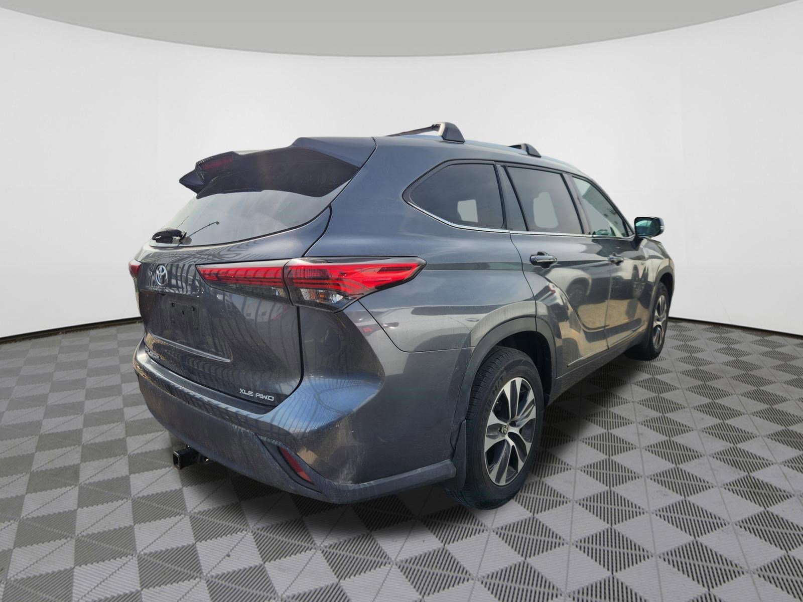 Used 2020 Toyota Highlander XLE AWD/4WD image 4