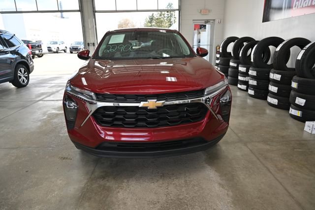 Used 2025 Chevrolet Trax LS w/ LS Convenience Package image 2