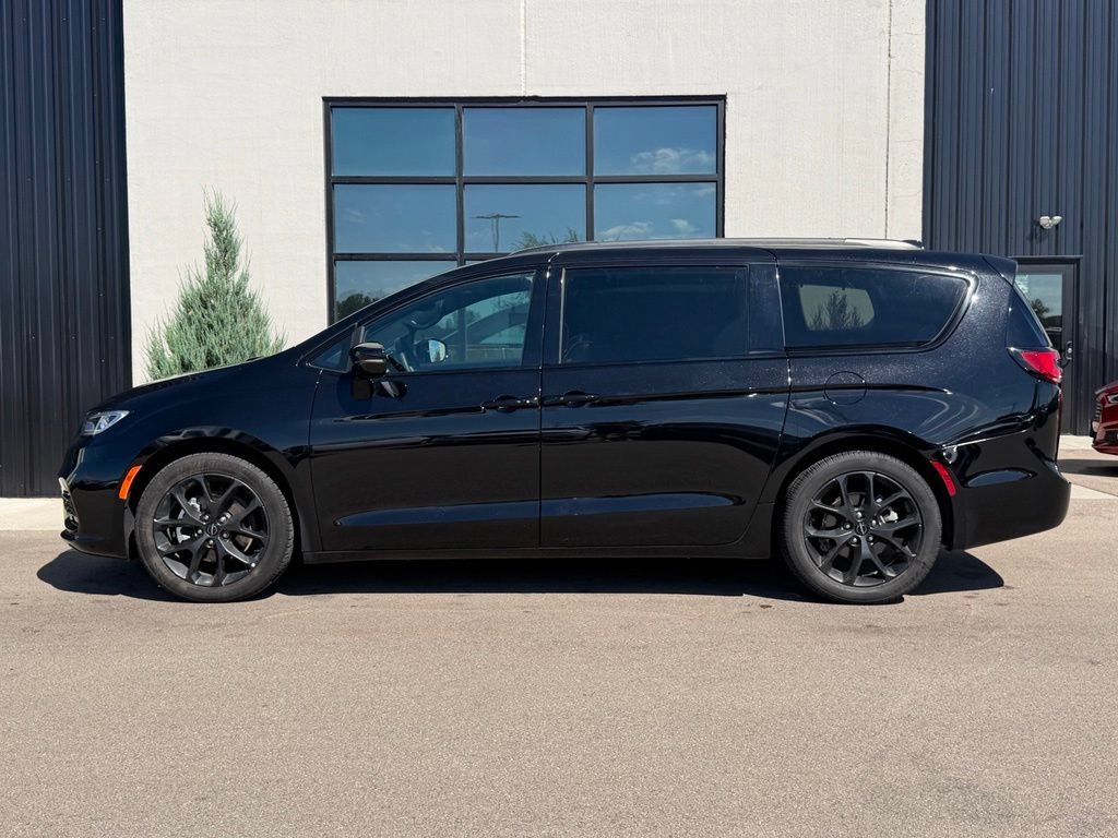 Used 2025 Chrysler Pacifica Limited FWD image 2