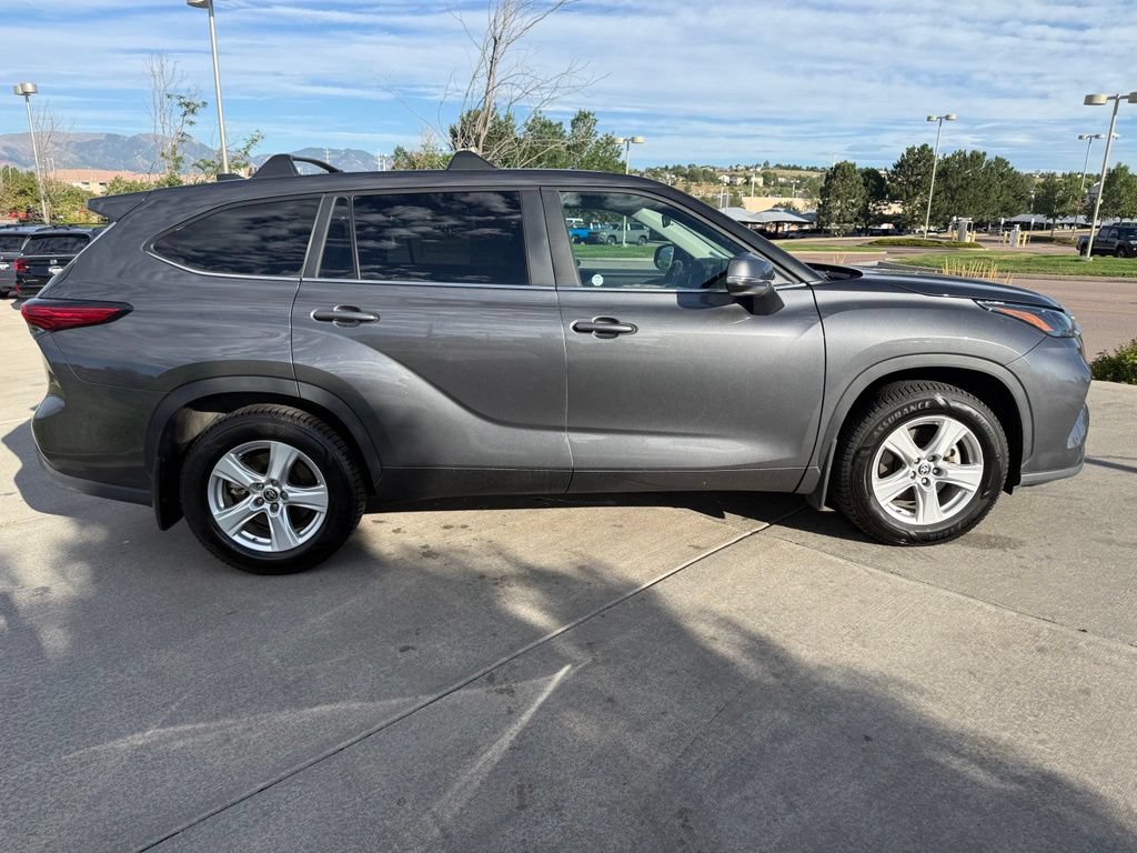Used 2023 Toyota Highlander LE AWD/4WD image 10