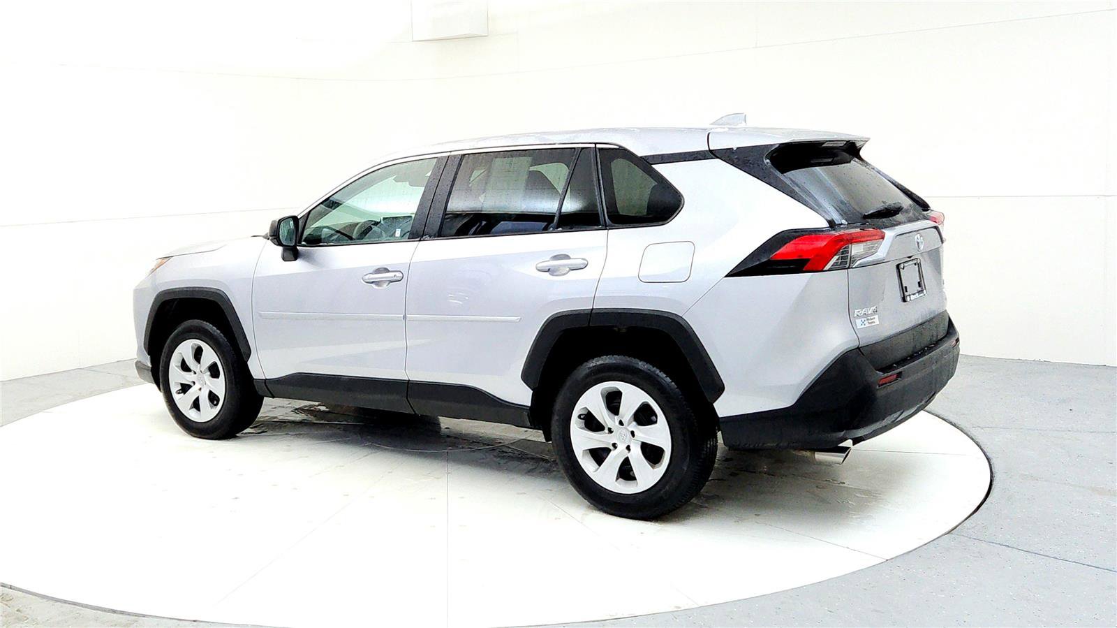 Used 2024 Toyota RAV4 LE image 4
