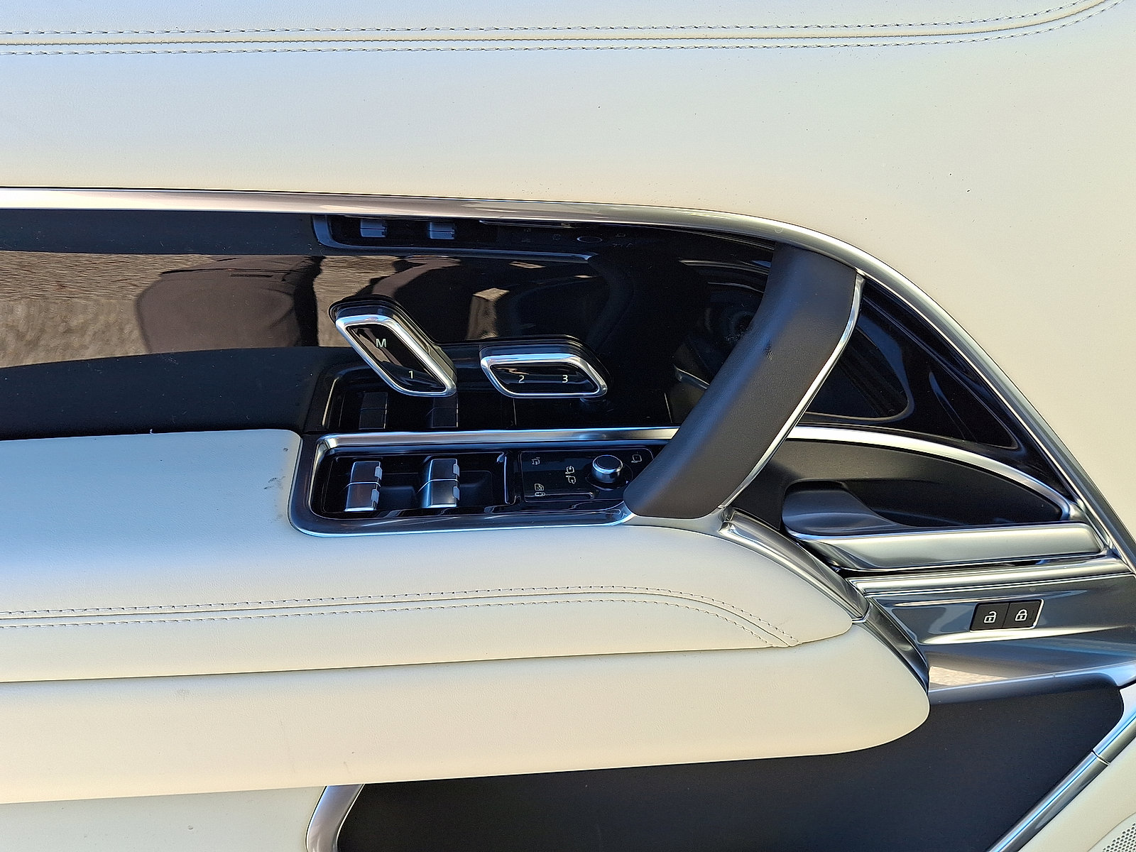 New 2026 Land Rover Range Rover SE image 4