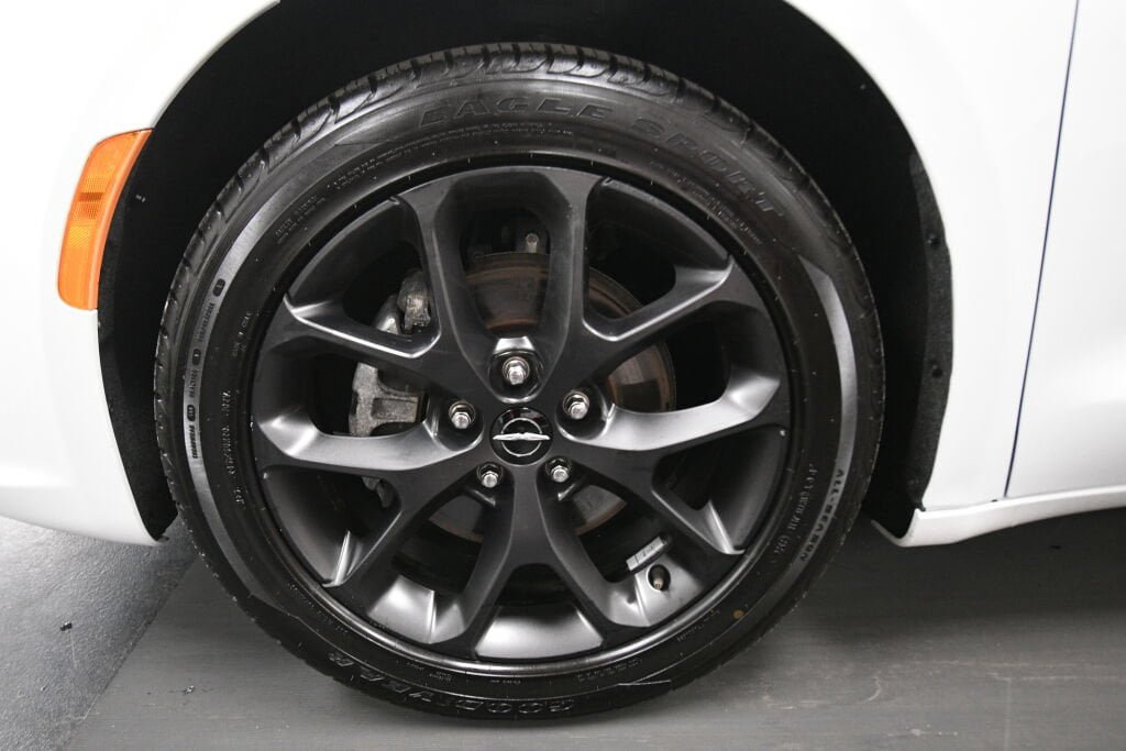 Used 2025 Chrysler Pacifica Limited FWD image 36