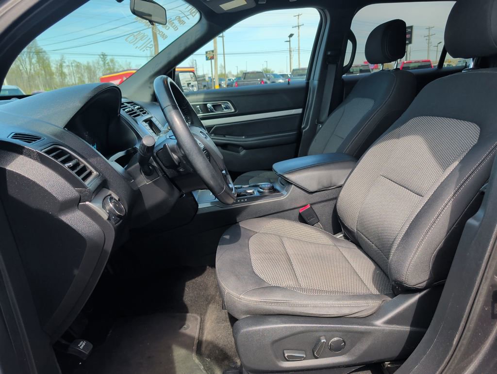 Used 2017 Ford Explorer XLT image 8