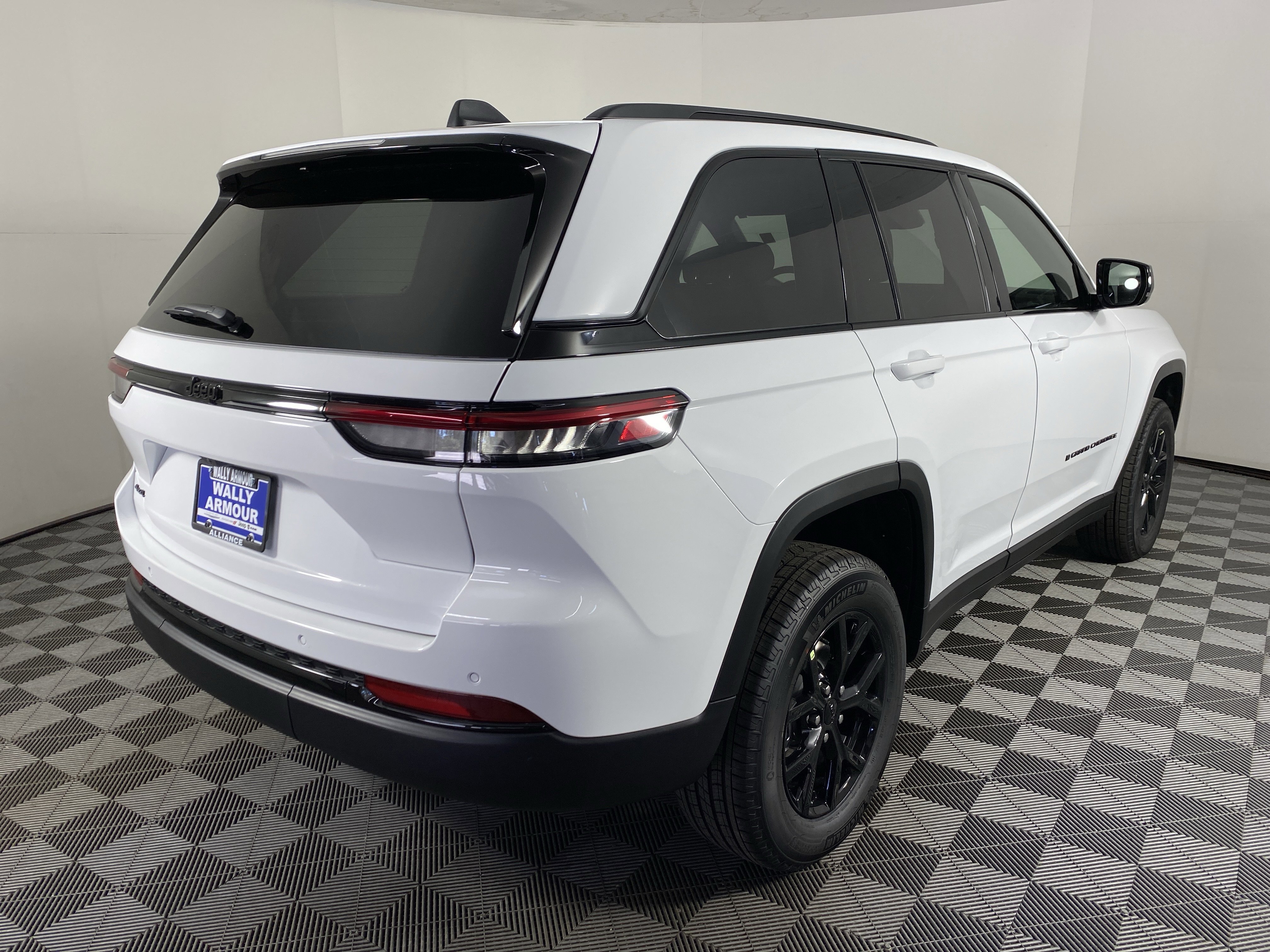 New 2025 Jeep Grand Cherokee Altitude image 7