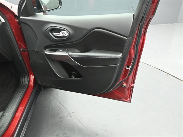 Used 2019 Jeep Cherokee Latitude w/ Cold Weather Group image 32