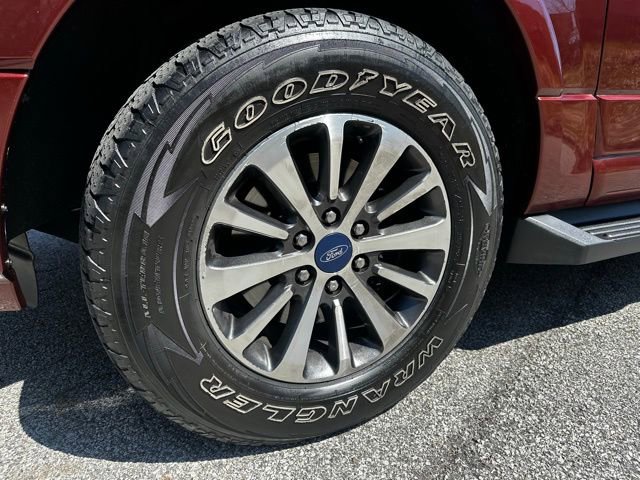 Used 2017 Ford Expedition XLT w/ Equipment Group 202A AWD/4WD image 9