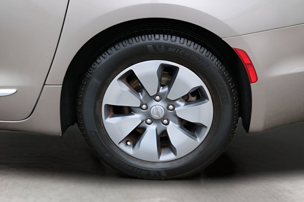 Used 2018 Chrysler Pacifica Limited w/ Advanced Safetytec Group FWD image 9