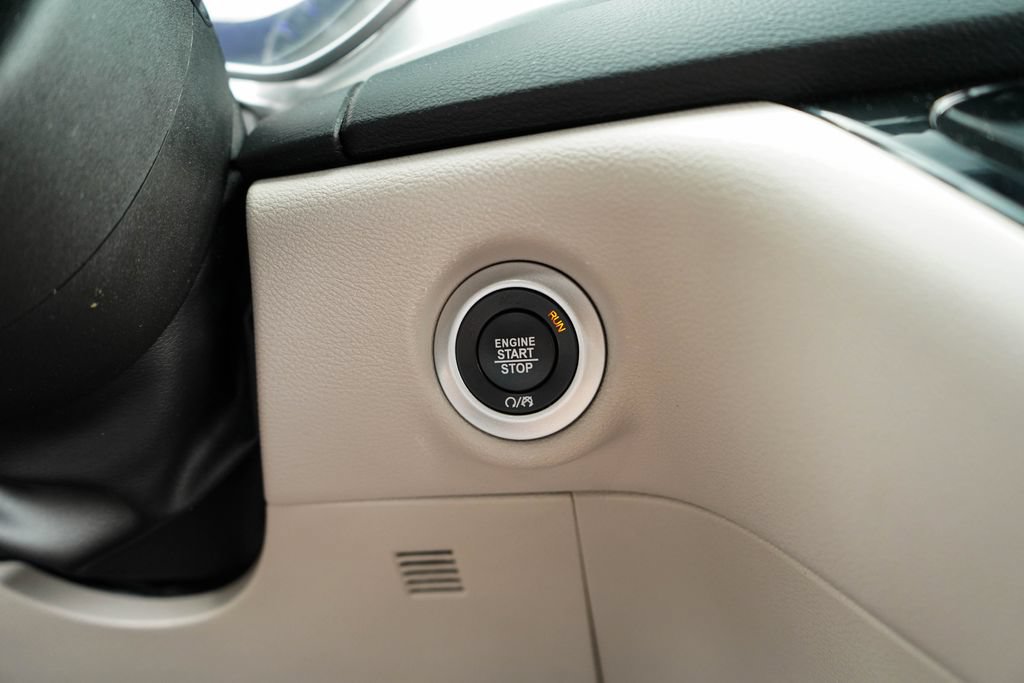 Used 2024 Chrysler Pacifica Touring-L FWD image 25