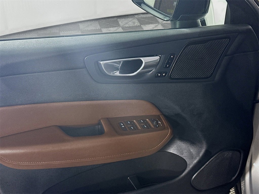 Used 2023 Volvo XC60 B5 Plus image 25
