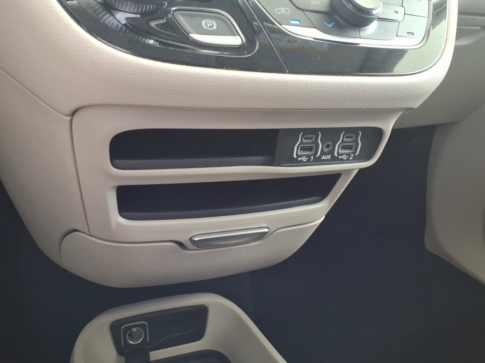 Used 2023 Chrysler Pacifica Touring-L FWD image 12