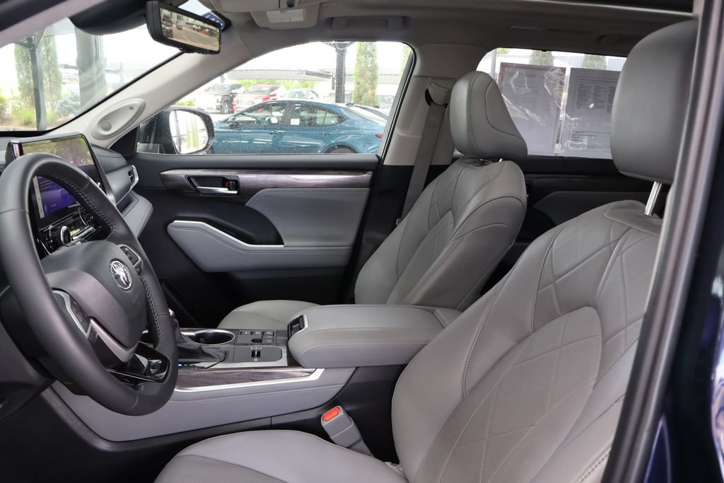 Used 2024 Toyota Highlander Platinum AWD/4WD image 8