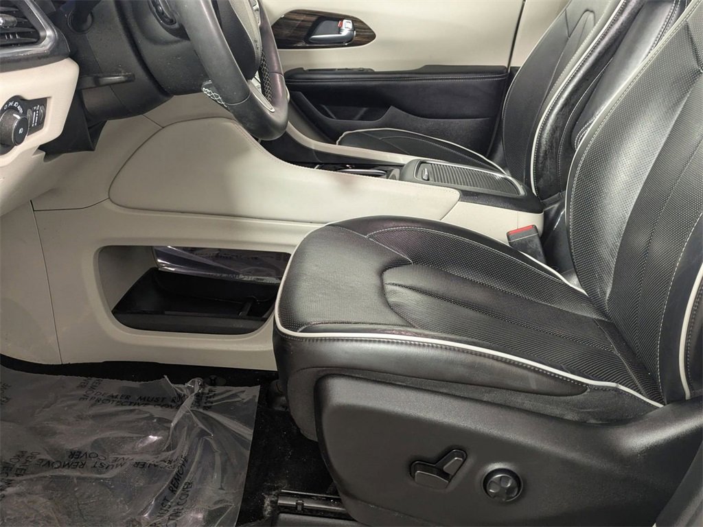 Certified 2022 Chrysler Pacifica Limited image 12