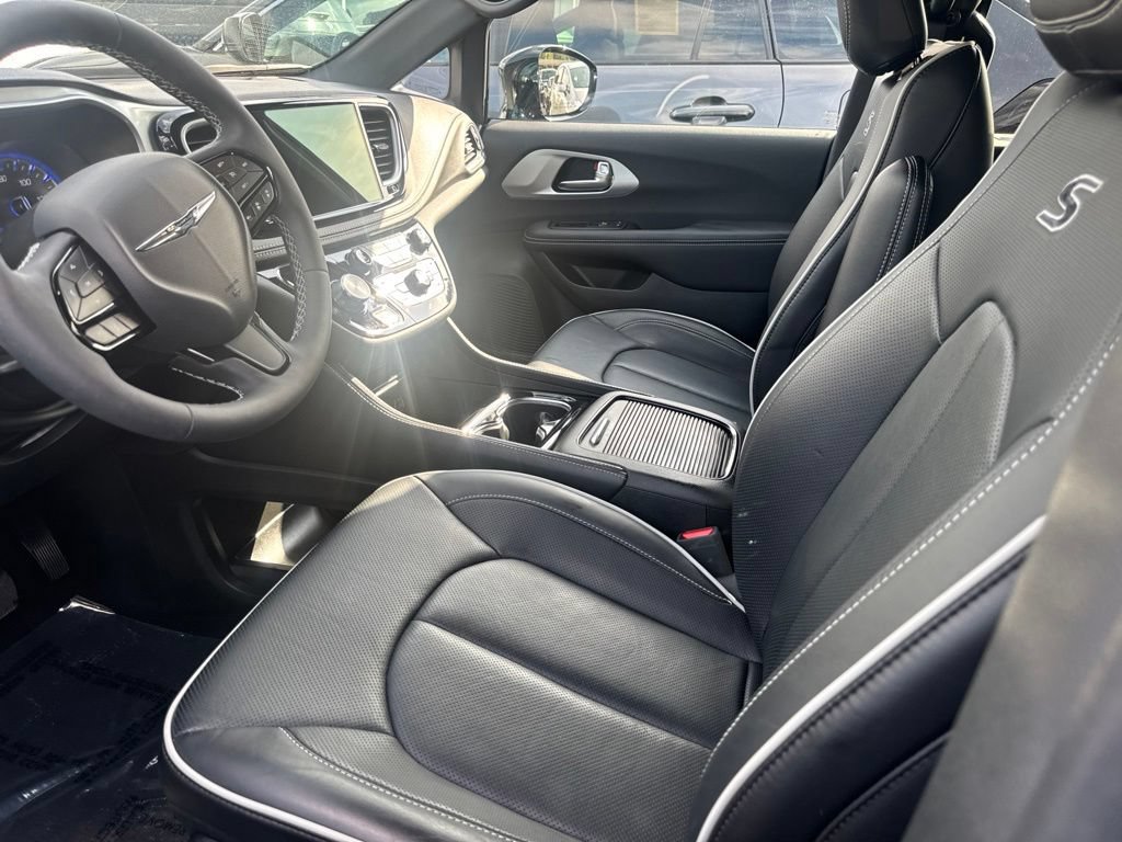 Used 2025 Chrysler Pacifica Limited FWD image 3