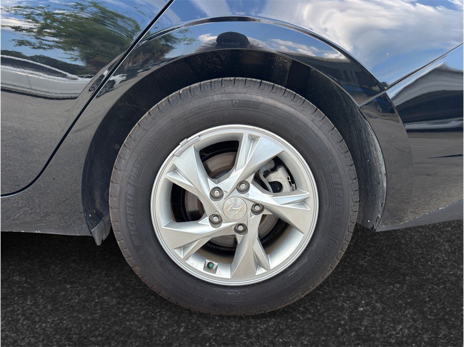Used 2022 Hyundai Elantra SE FWD image 14