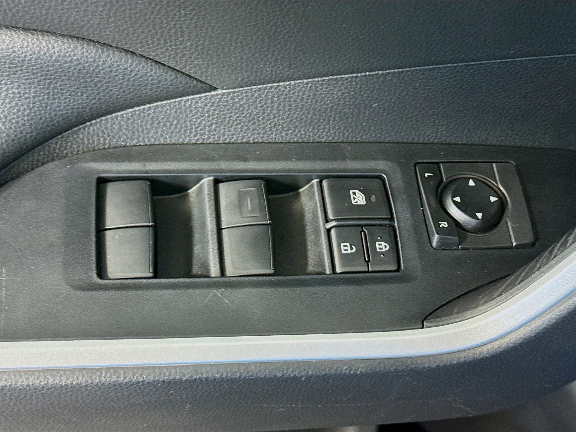 Used 2020 Toyota RAV4 LE image 23