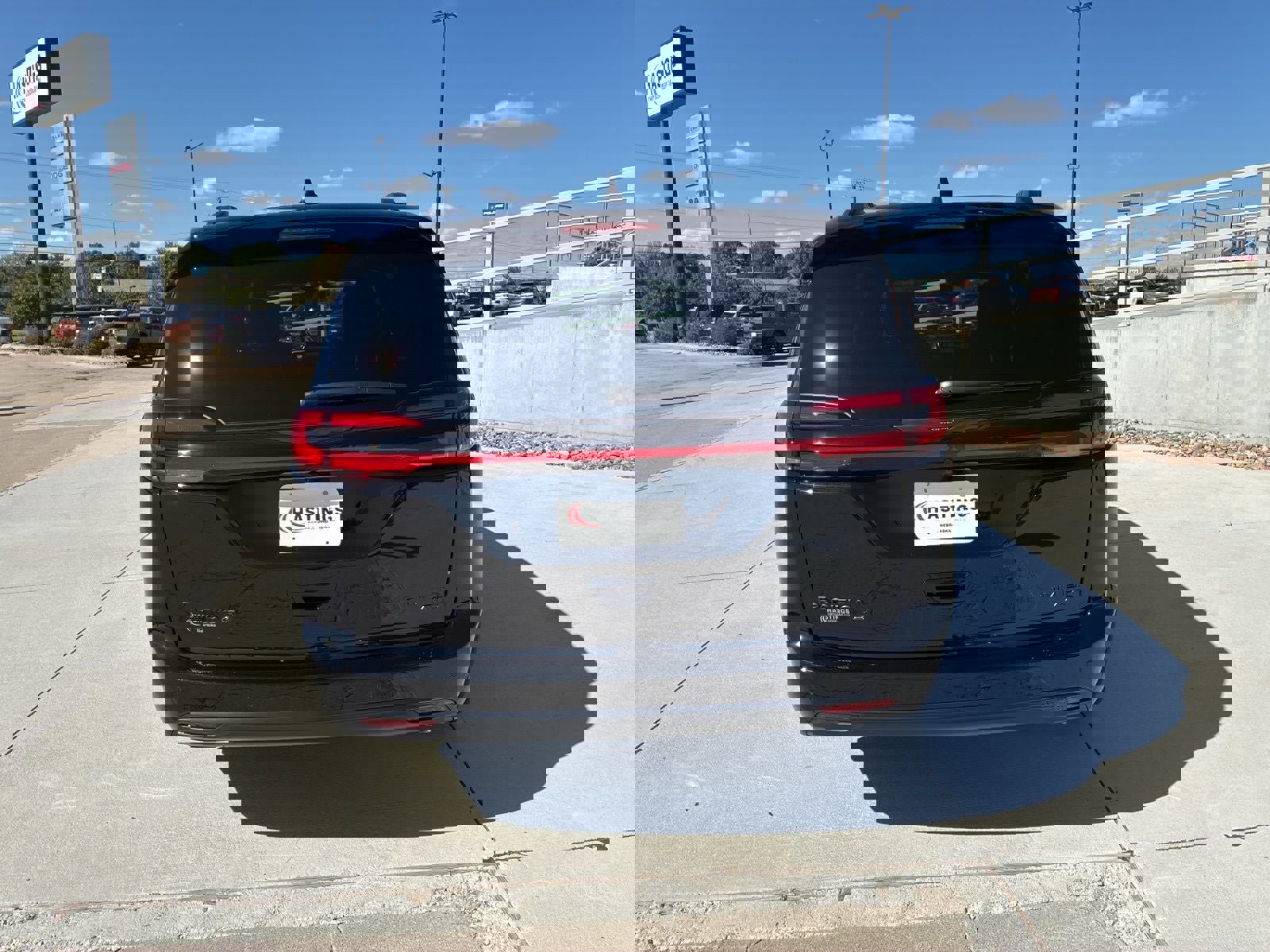 New 2026 Chrysler Pacifica Limited w/ Uconnect Theater Family Group image 4