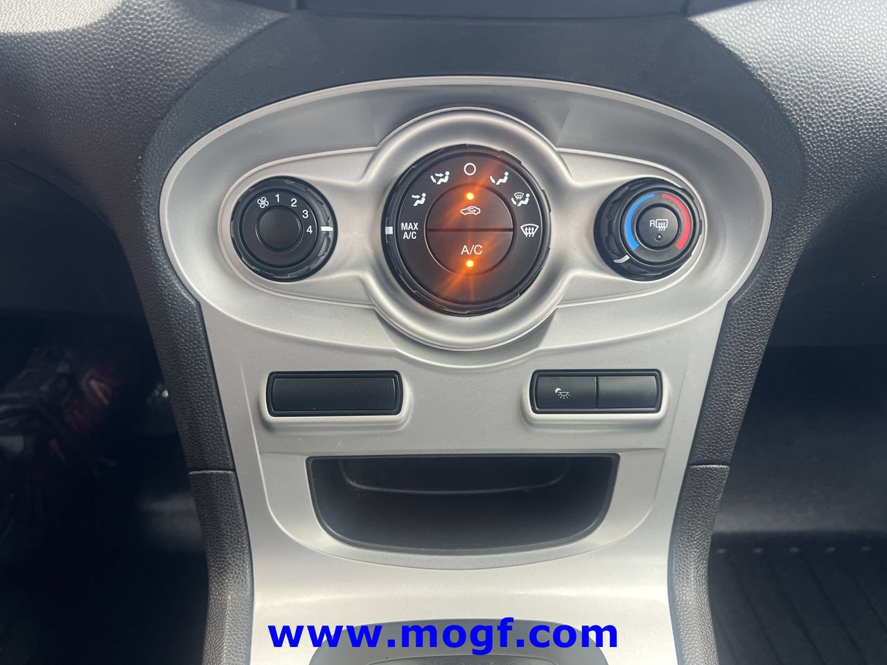 Used 2015 Ford Fiesta SE FWD image 8