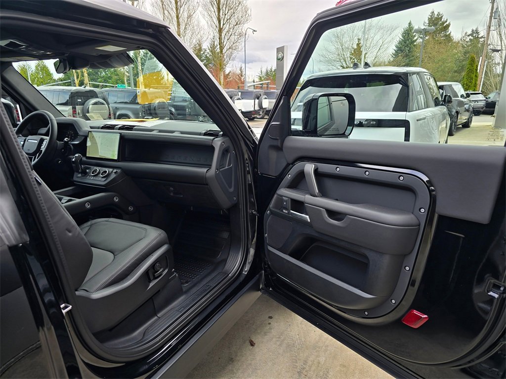 New 2025 Land Rover Defender 90 X-Dynamic SE image 27