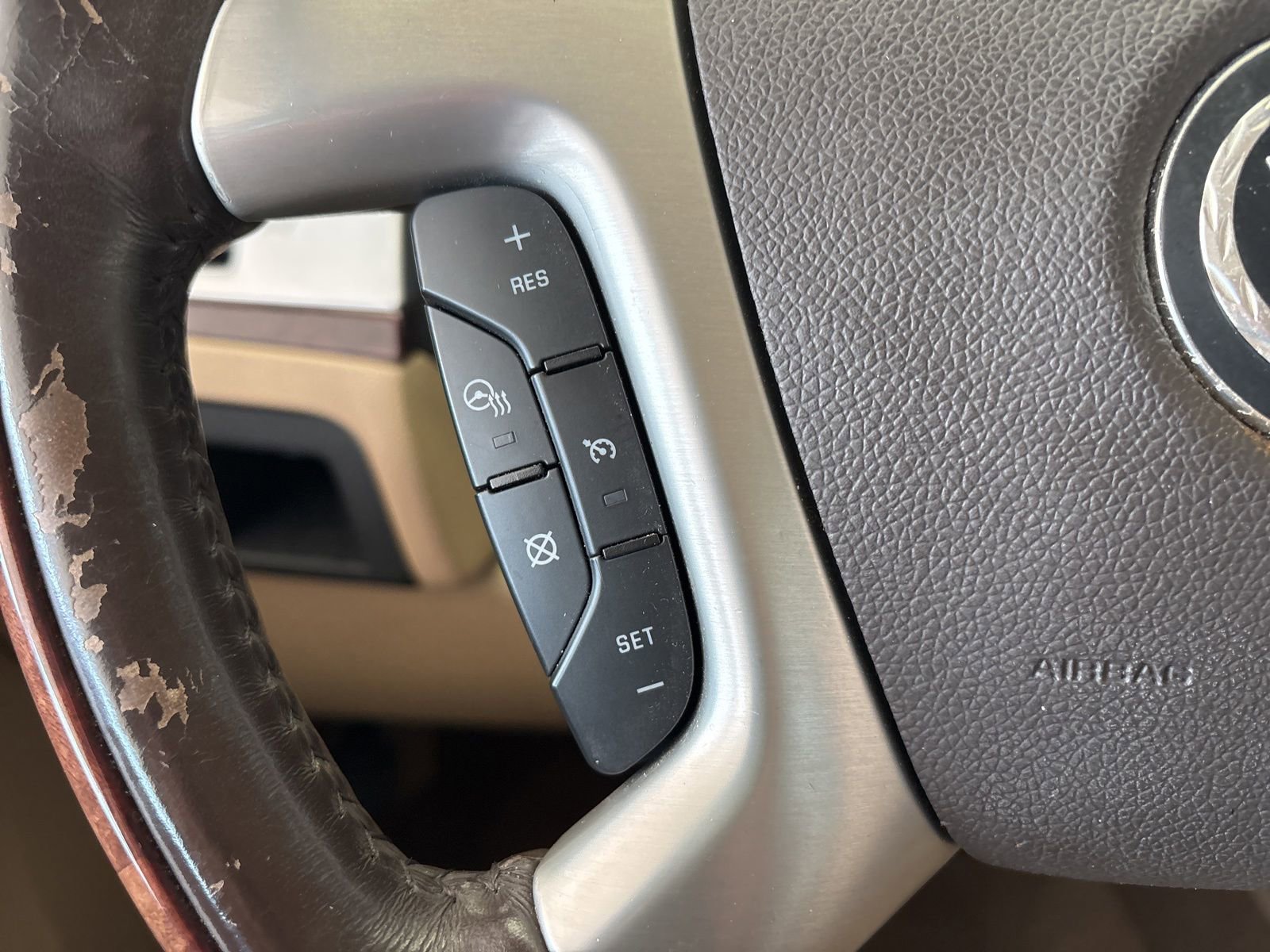 Used 2013 Cadillac Escalade Premium RWD image 33