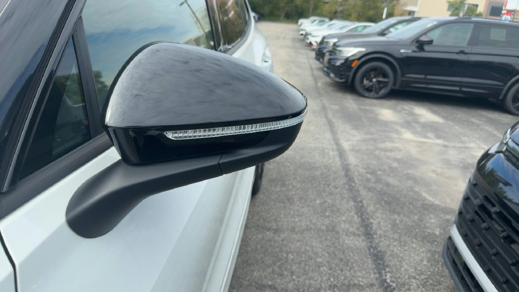 Certified 2026 Volkswagen Tiguan SE R-Line FWD image 27