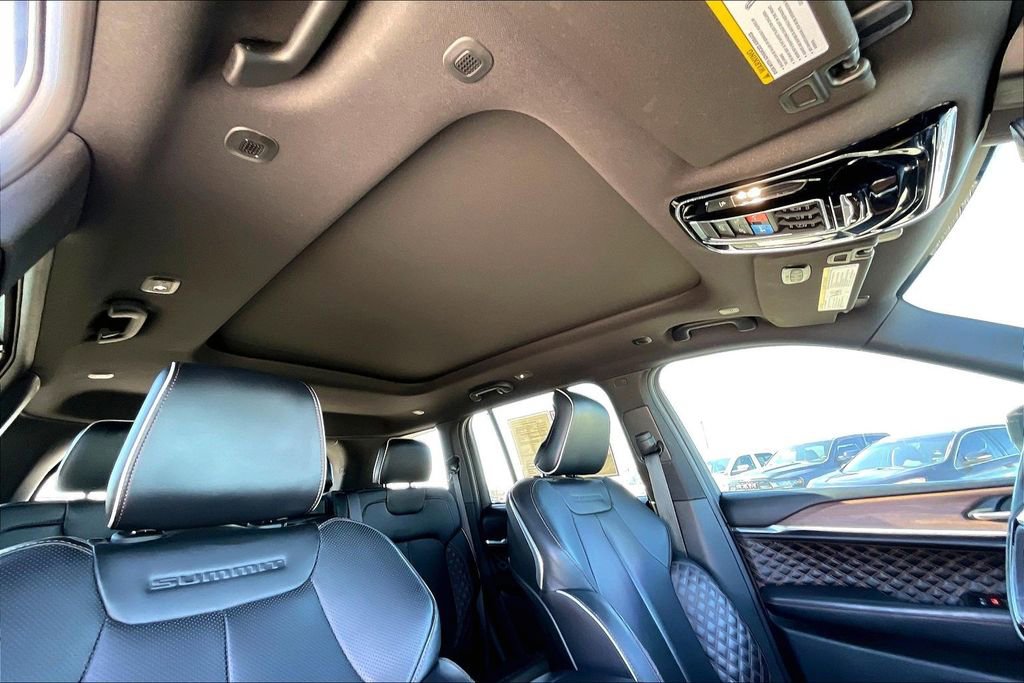 Used 2022 Jeep Grand Cherokee Summit w/ Luxury Tech Group V image 28