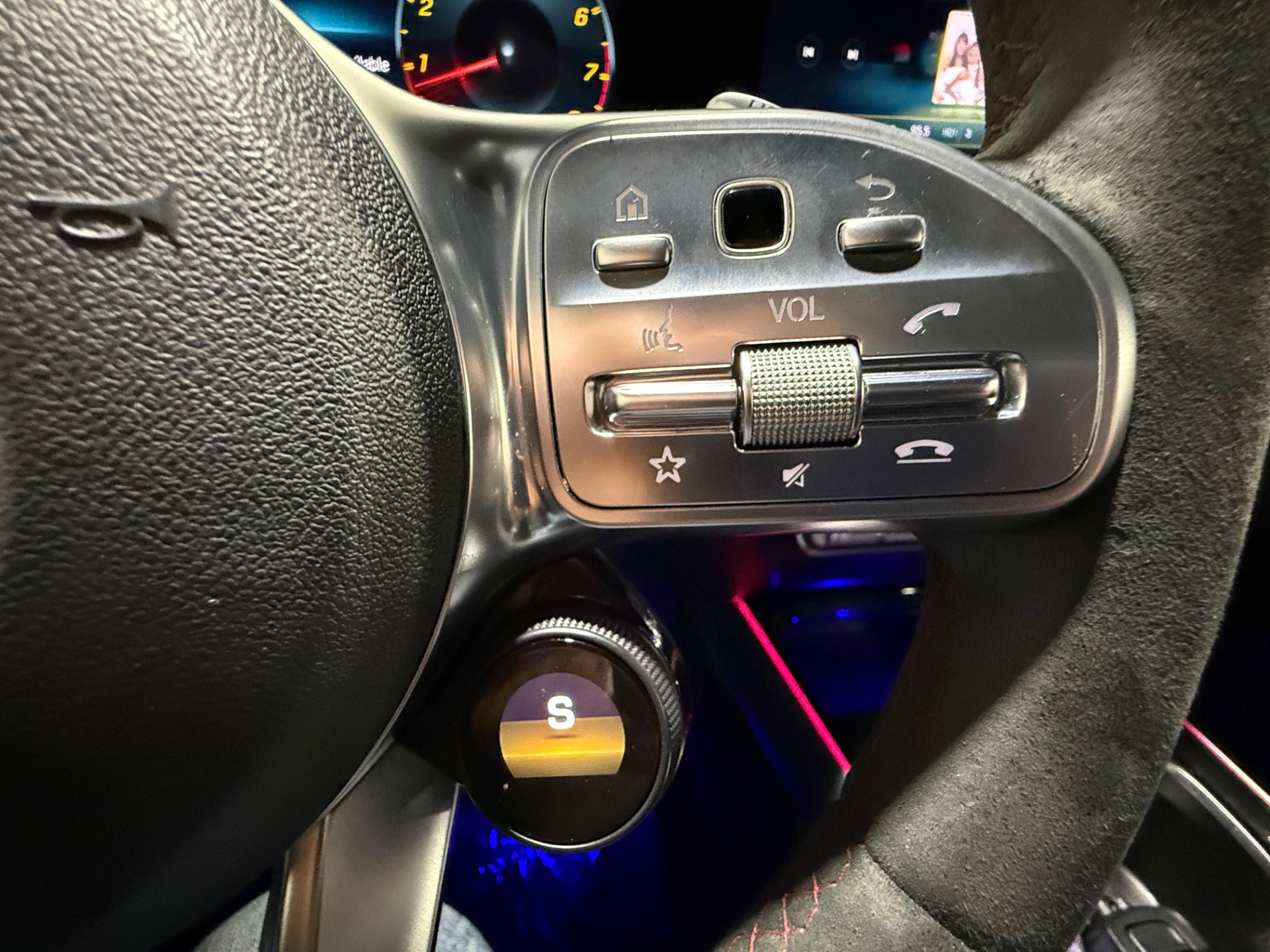 Used 2022 Mercedes-Benz GLA 35 AMG 4MATIC w/ Premium Package Lite image 42