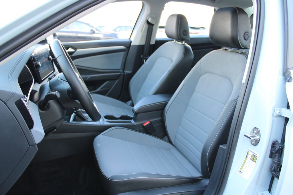 Used 2025 Volkswagen Jetta SE w/ Sunroof Package image 7
