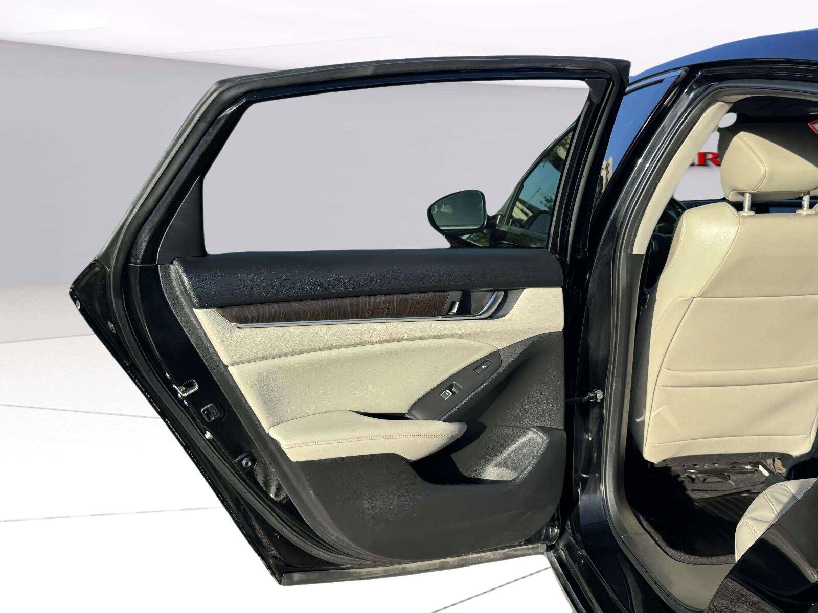 Used 2018 Honda Accord Touring image 19