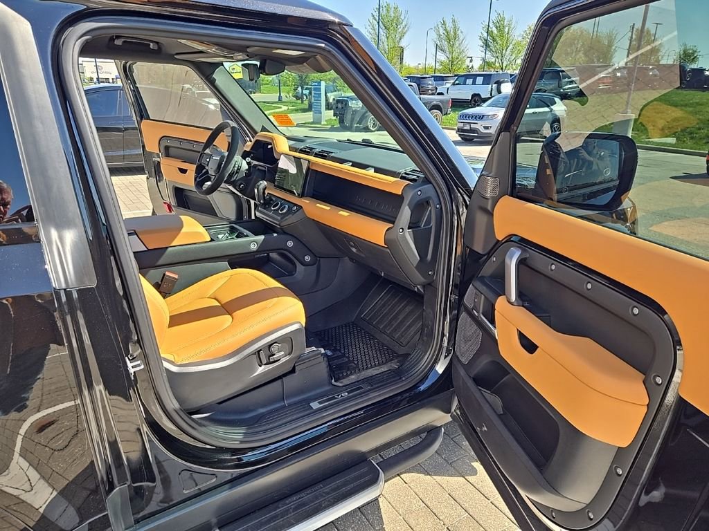 Certified 2024 Land Rover Defender 90 V8 AWD/4WD image 17