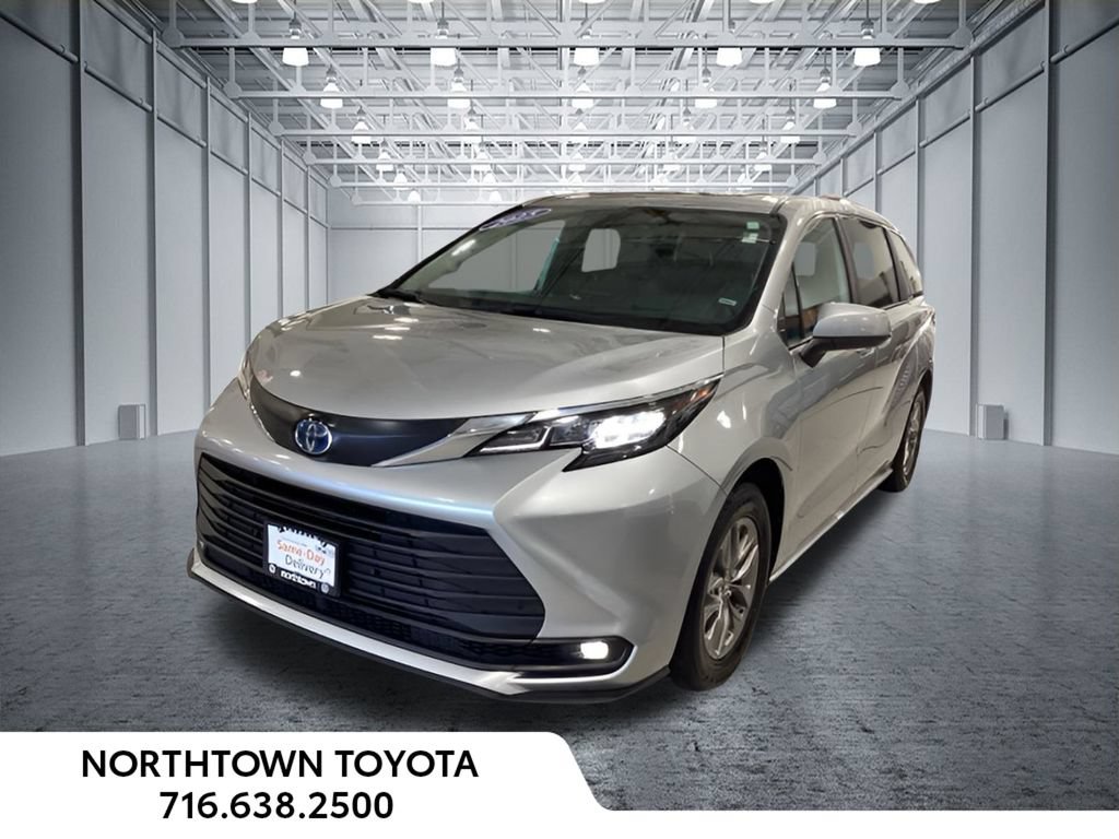 Used 2025 Toyota Sienna XLE FWD image 1