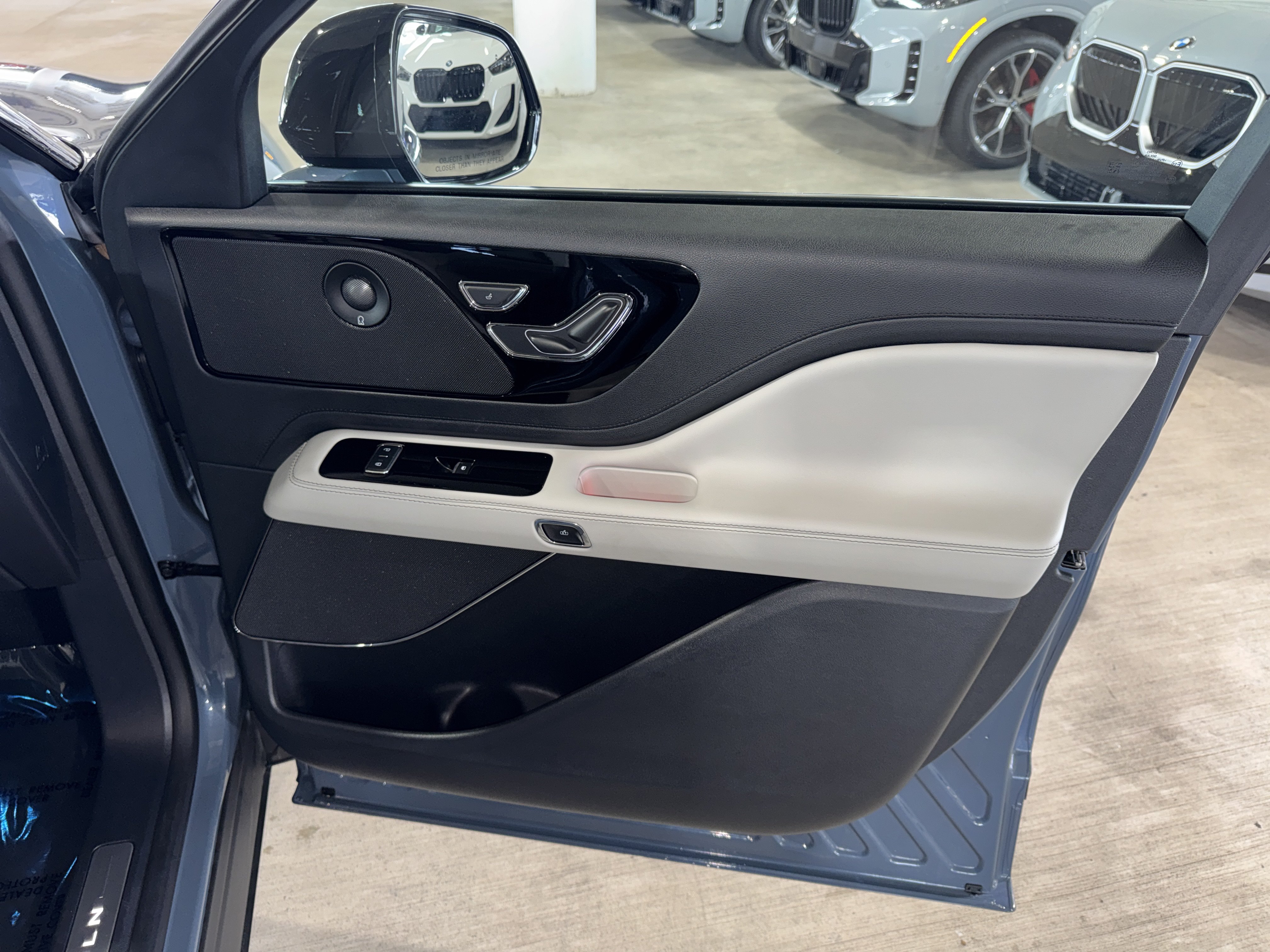 Used 2025 Lincoln Aviator Reserve w/ Jet Appearance Package RWD image 9