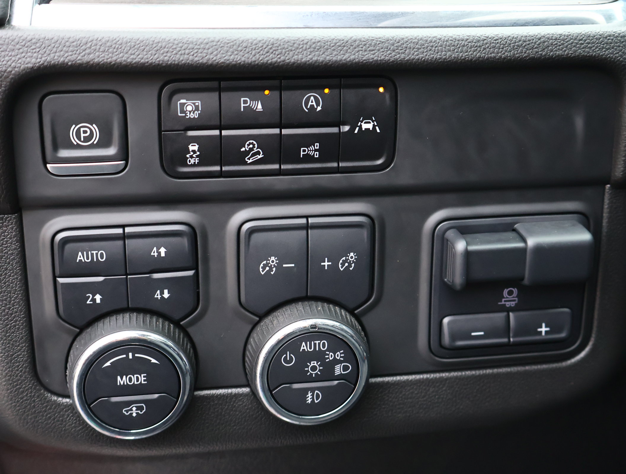 Used 2025 Chevrolet Tahoe Z71 w/ Z71 Off-Road Package AWD/4WD image 14