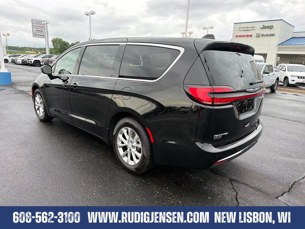 Used 2026 Chrysler Pacifica Limited FWD image 3