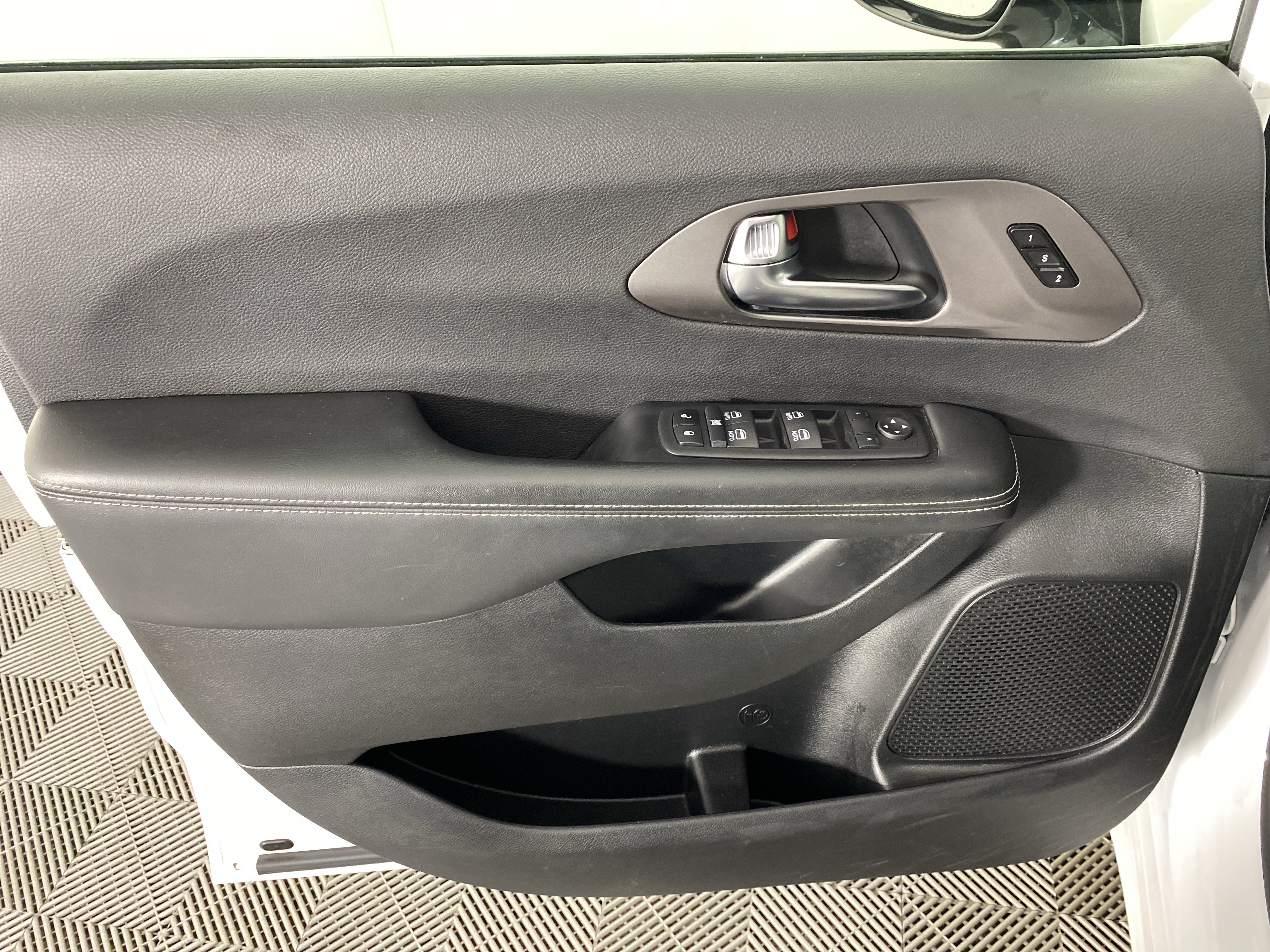 Used 2025 Chrysler Pacifica Select FWD image 13
