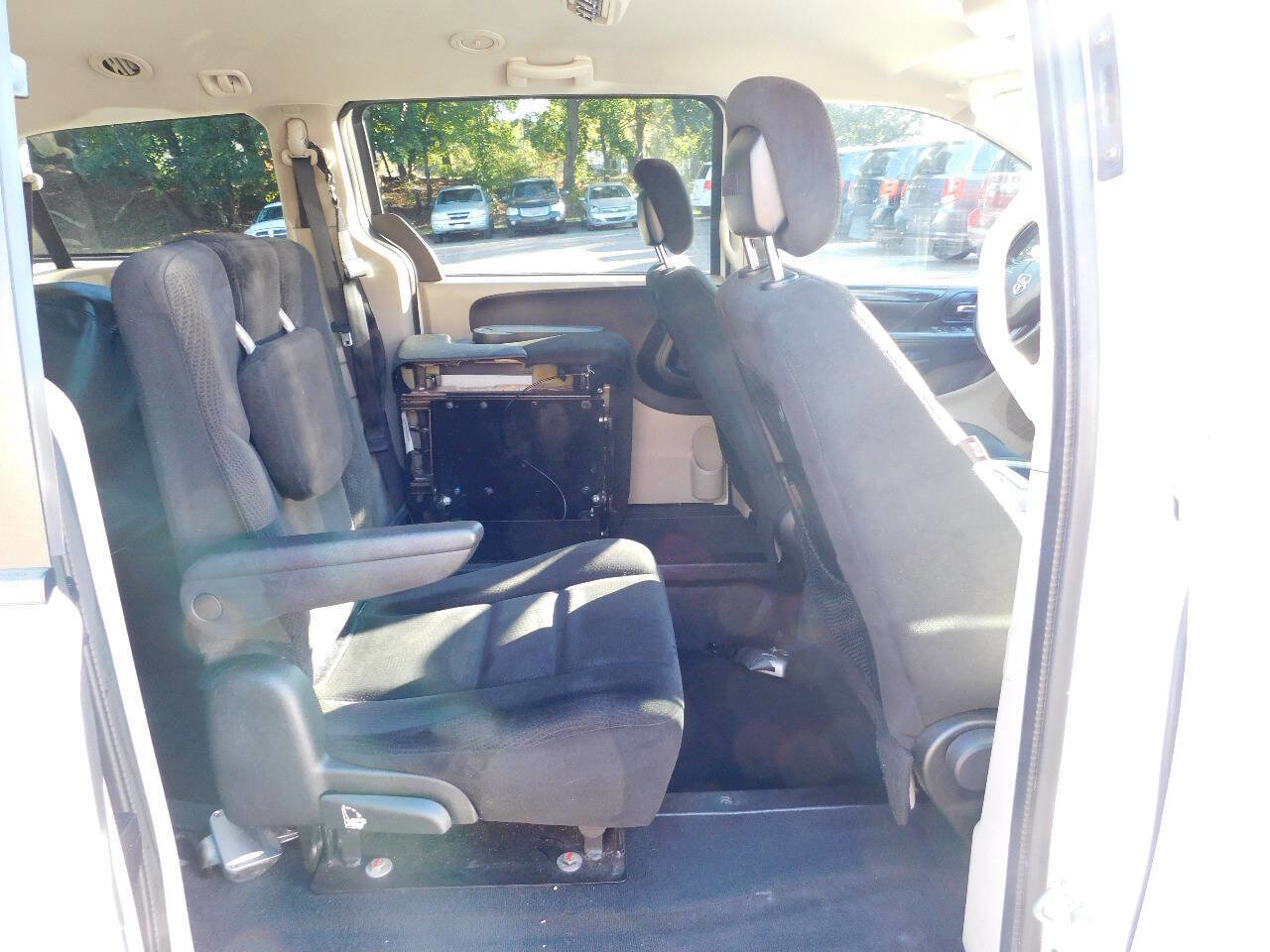 Used 2016 Dodge Grand Caravan SXT image 30
