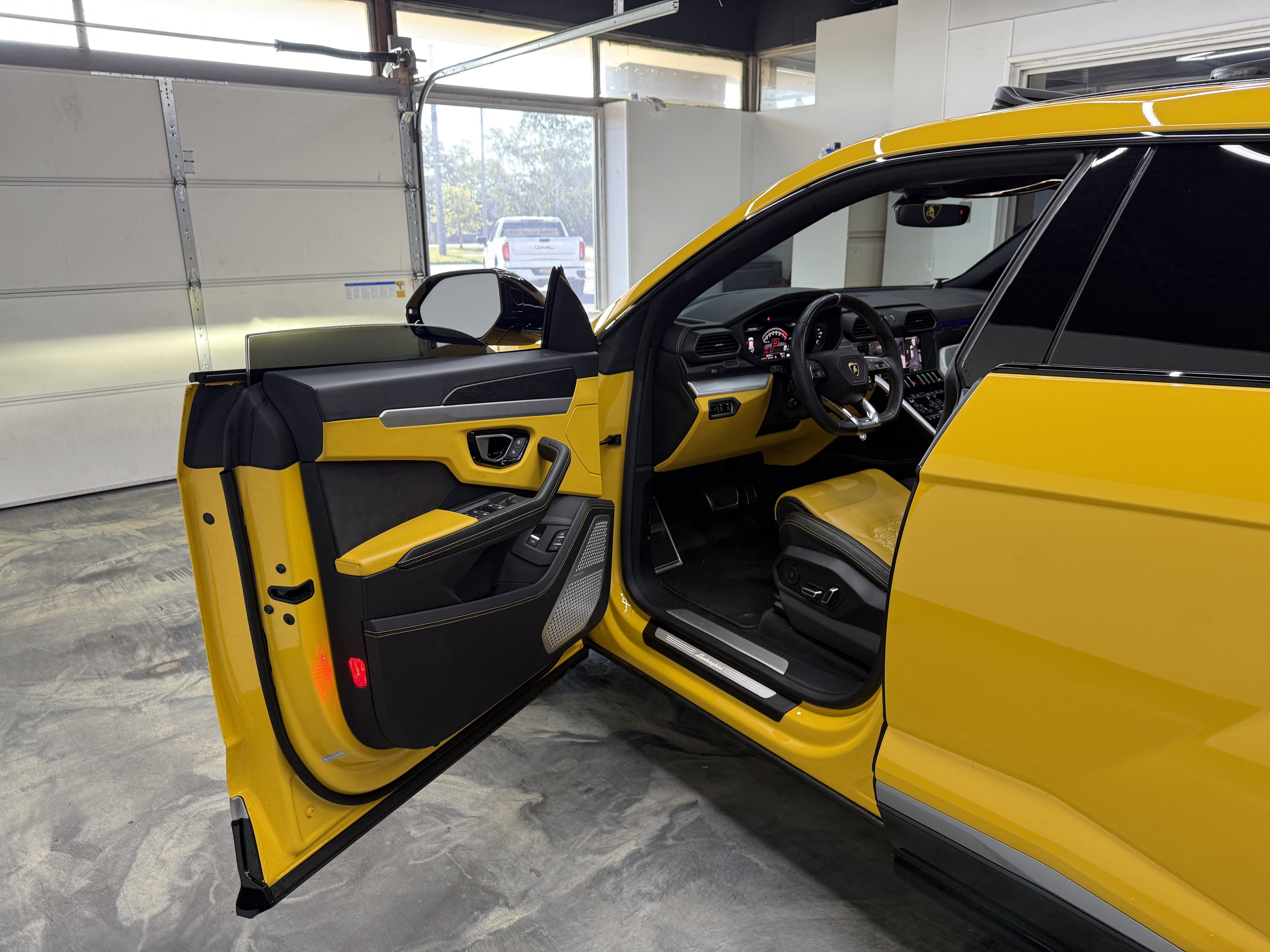 Used 2019 Lamborghini Urus AWD/4WD image 7