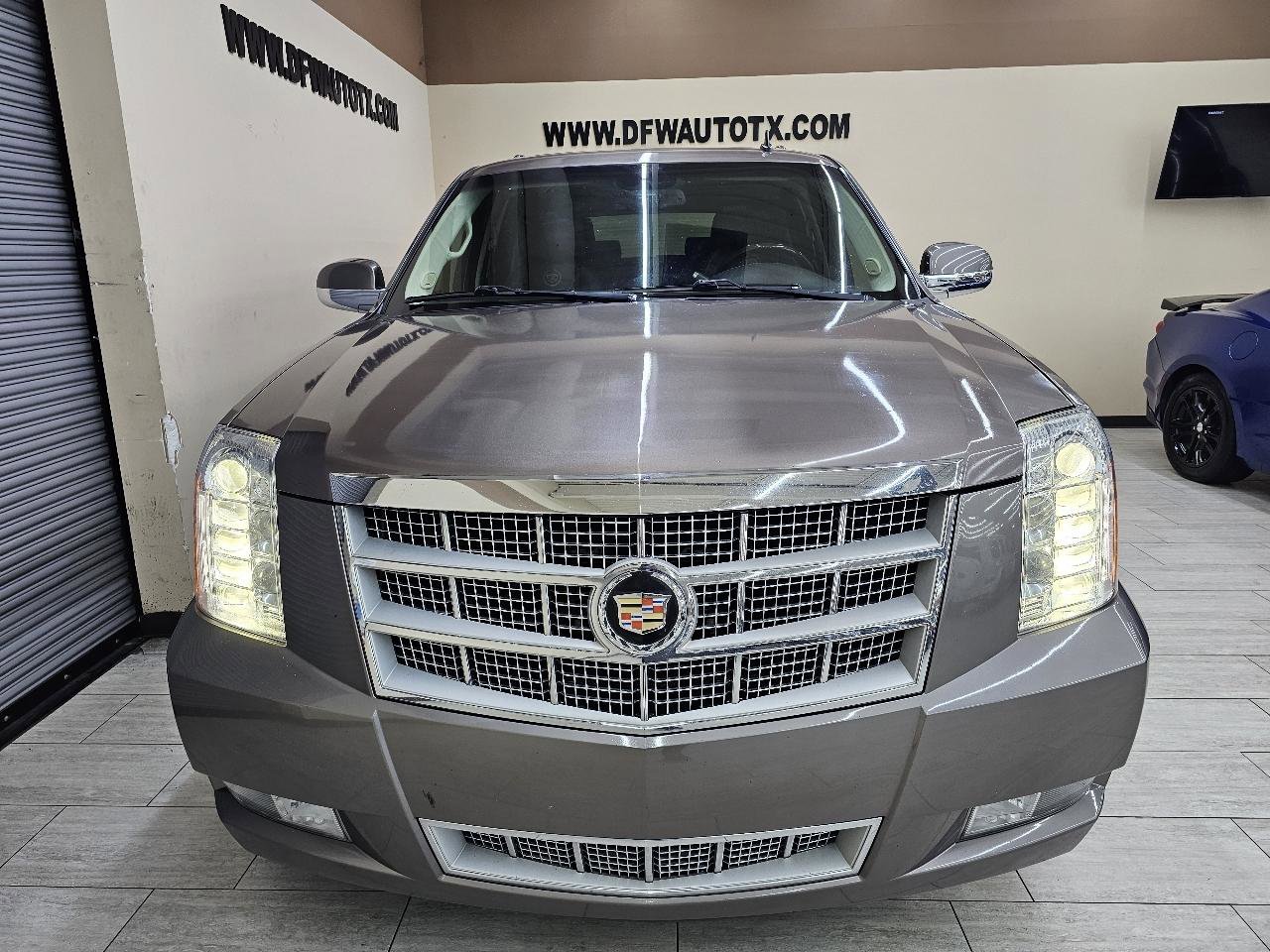 Used 2014 Cadillac Escalade Platinum AWD/4WD image 3