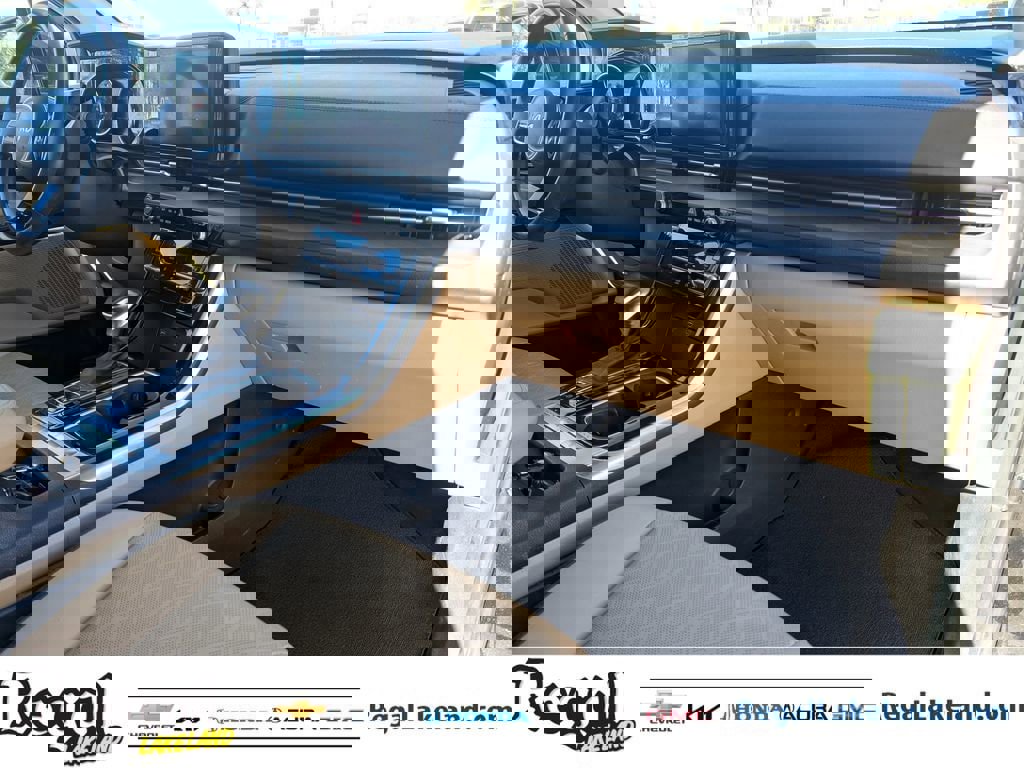 Used 2023 Kia Carnival EX image 10