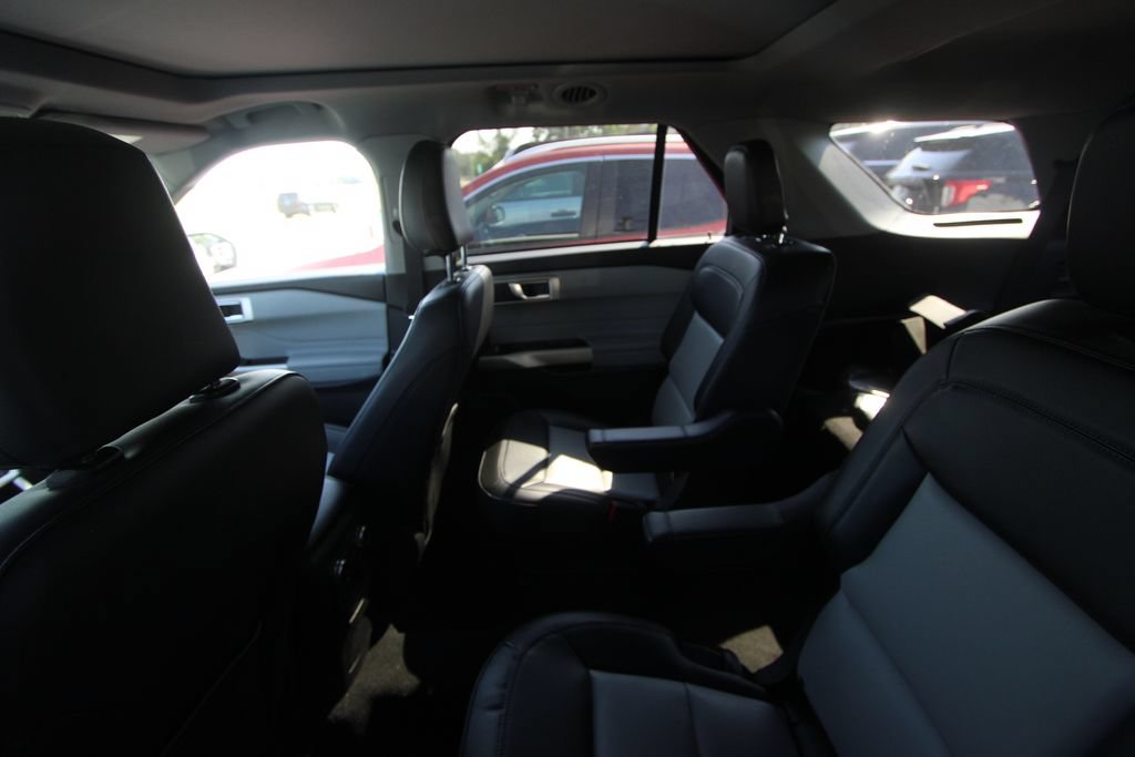 Used 2024 Ford Explorer XLT w/ Equipment Group 202A AWD/4WD image 17