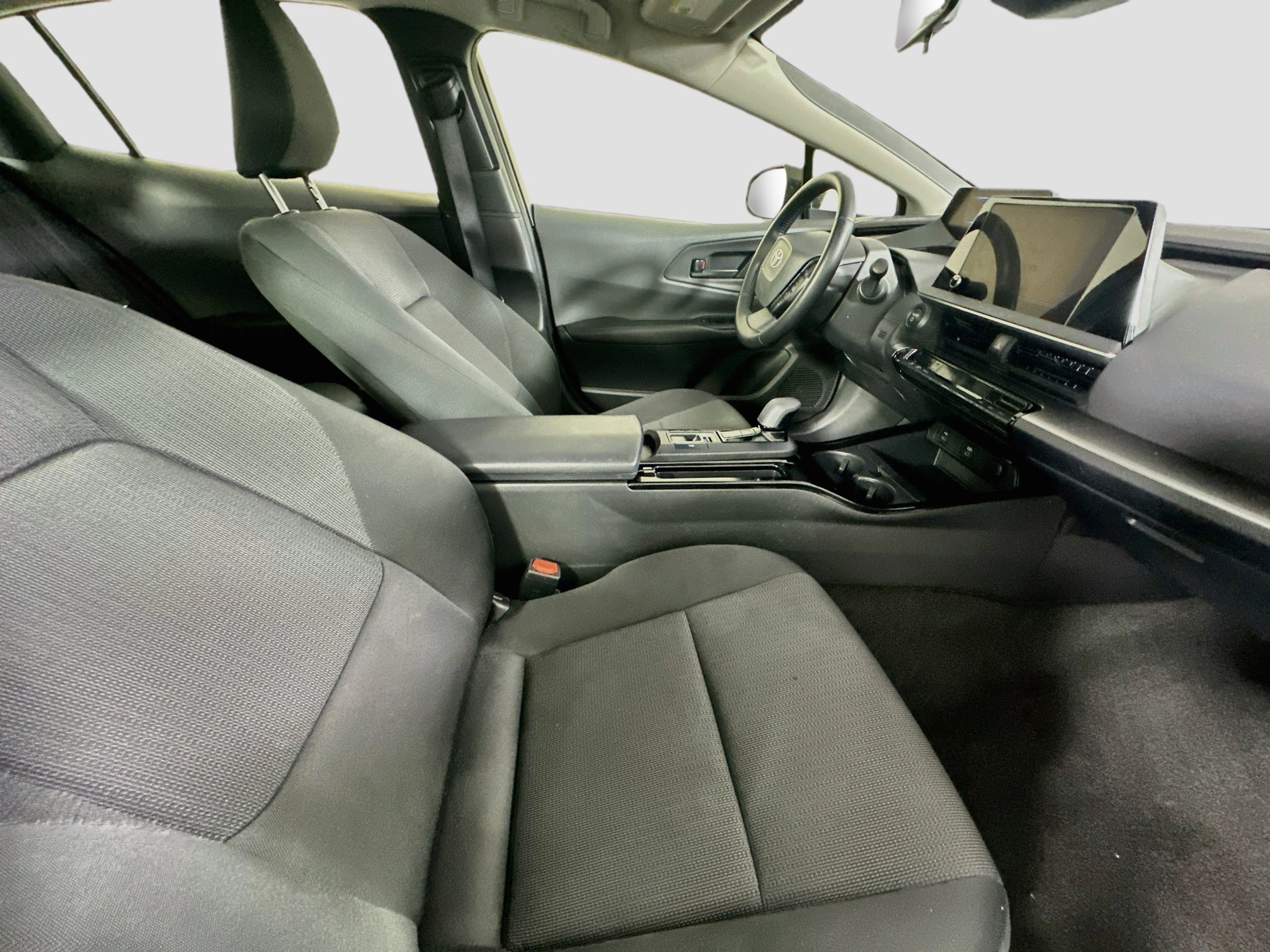 Used 2025 Toyota Prius LE FWD image 28