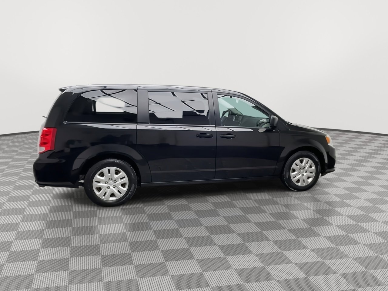 Used 2018 Dodge Grand Caravan SE image 29