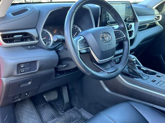 Used 2022 Toyota Highlander XLE AWD/4WD image 17